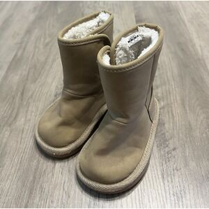 Carters Toddler Girls Boots Sz 4‎ Faux Suede & Fur Hook & Loop Closure EUC!